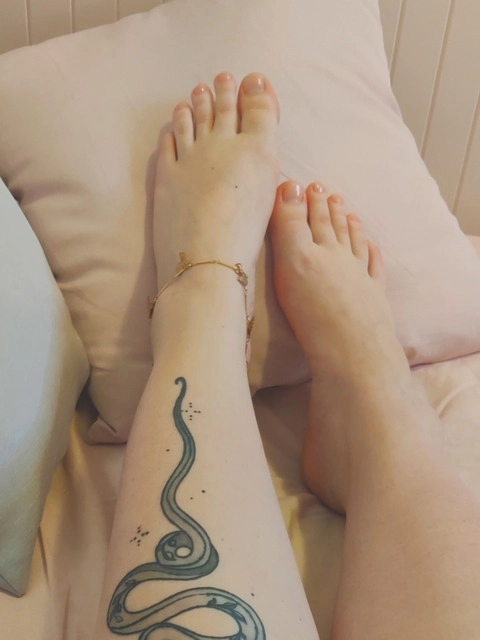 Mistress discret foot OnlyFans Picture