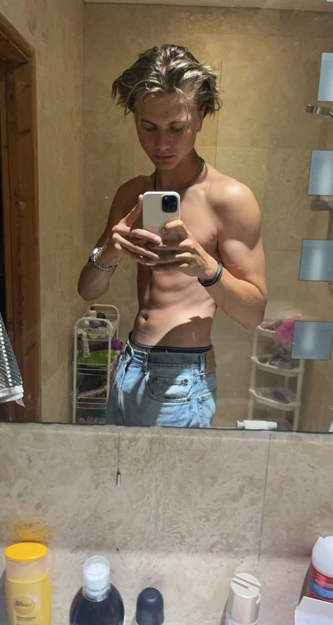 Leon OnlyFans Picture