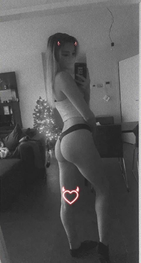 Blond girl OnlyFans Picture