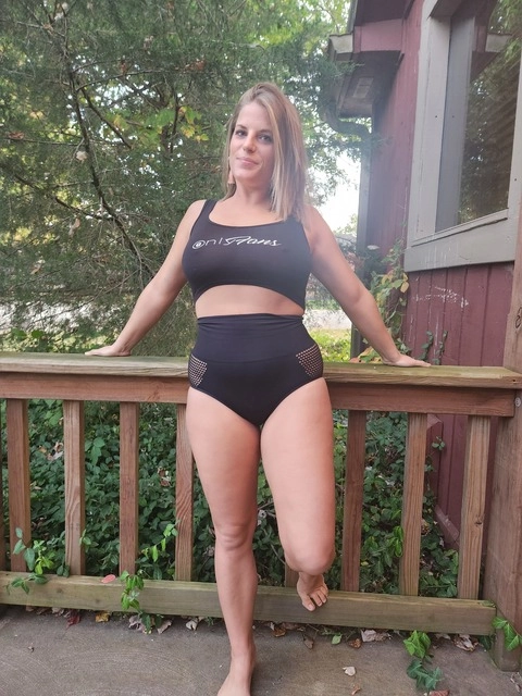 HellaHotwife (30couplebtown) OnlyFans Picture