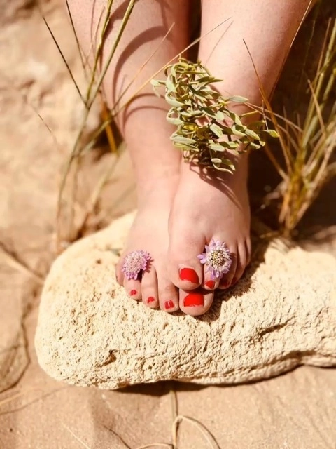 Clara Tiny Feet OnlyFans Picture