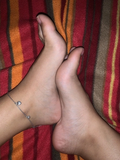 Tus pies y manos favoritos😈 OnlyFans Picture