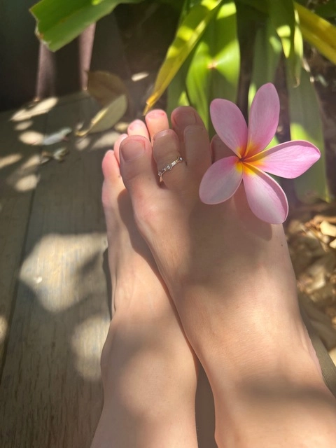 Little miss tiny toes