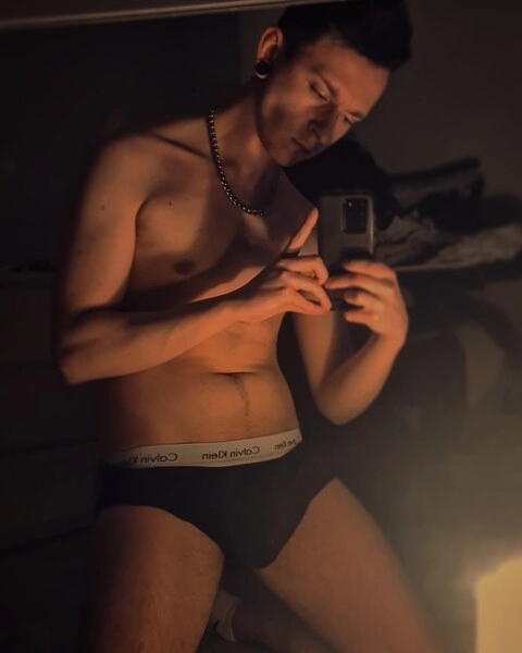 t0mlad OnlyFans Picture