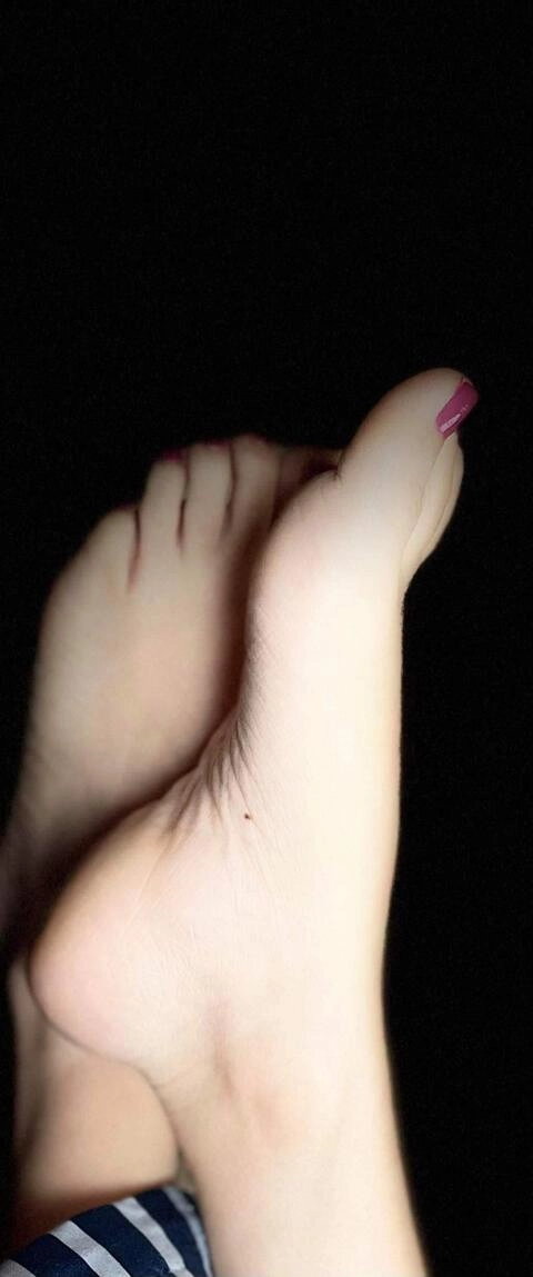 Pretty little feet OnlyFans Picture